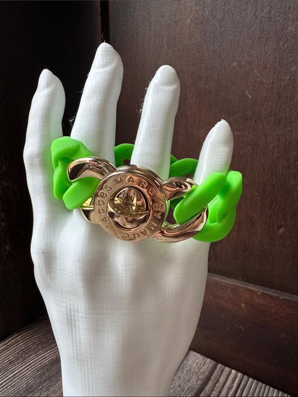 Marc Jacobs Bright Green Chain-Link Bracelet with Gold-Tone Turn Lock - Picture 2 of 4